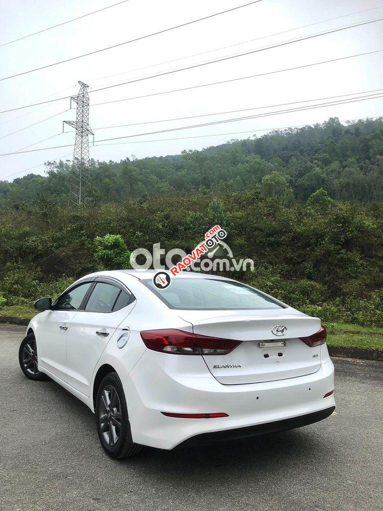 Bán xe Hyundai Elantra AT sản xuất năm 2017, màu trắng-8