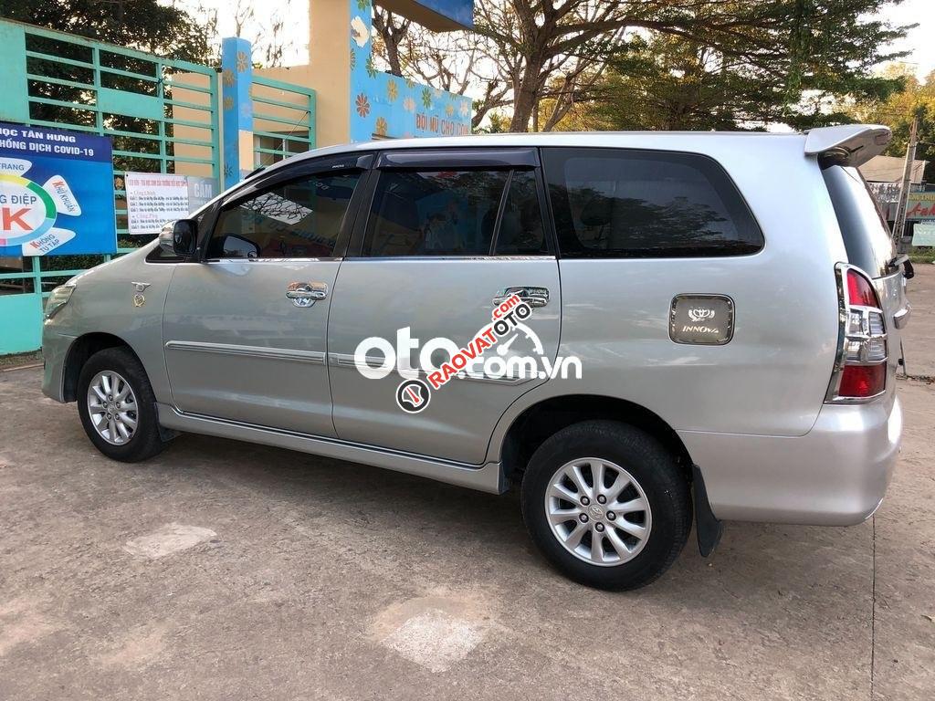 Bán Toyota Innova 2.0G sản xuất năm 2012, màu bạc xe gia đình, giá tốt-4