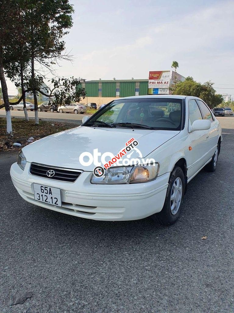 Cần bán xe Toyota Camry GLi sản xuất năm 2001, màu trắng  -1