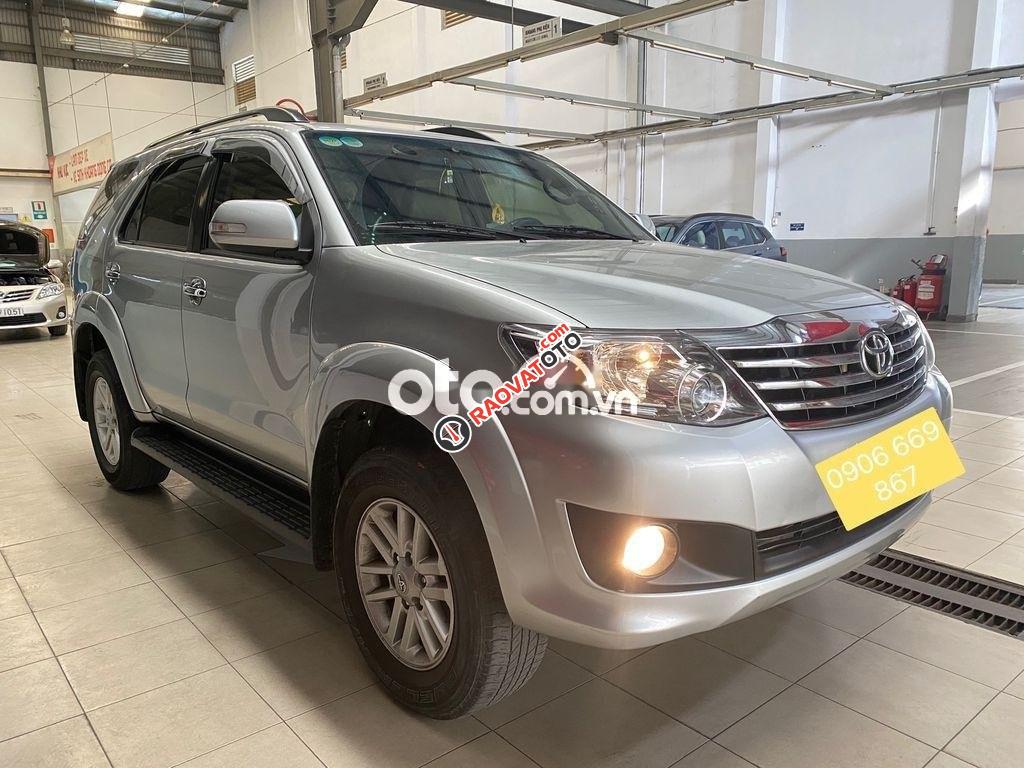 Bán Toyota Fortuner 2.7V 4x2AT năm sản xuất 2014, màu bạc số tự động-5