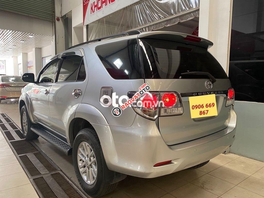 Bán Toyota Fortuner 2.7V 4x2AT năm sản xuất 2014, màu bạc số tự động-4