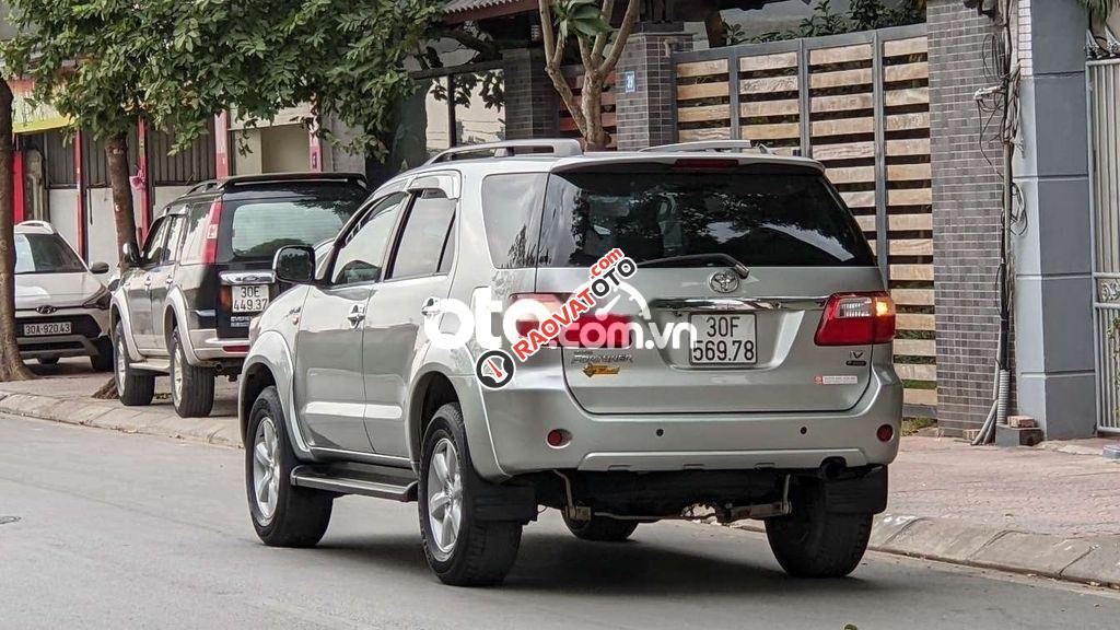 Bán Toyota Fortuner 2.7V 4x4AT năm 2010, màu bạc-1