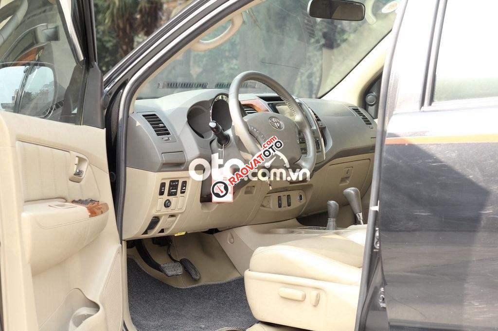 Bán xe Toyota Fortuner 2.7V 4x4AT năm 2010, màu đen-4