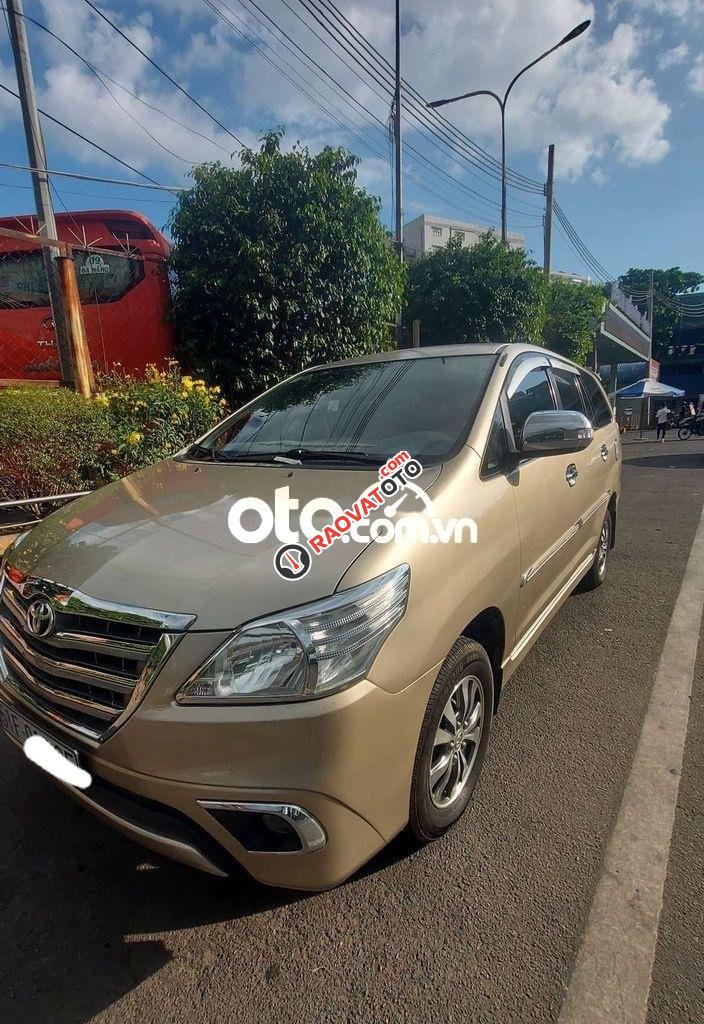 Cần bán xe Toyota Innova 2.0E sản xuất 2015, màu nâu-3