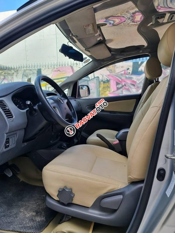 Bán Toyota Innova 2.0G năm 2013, màu bạc, giá tốt-1