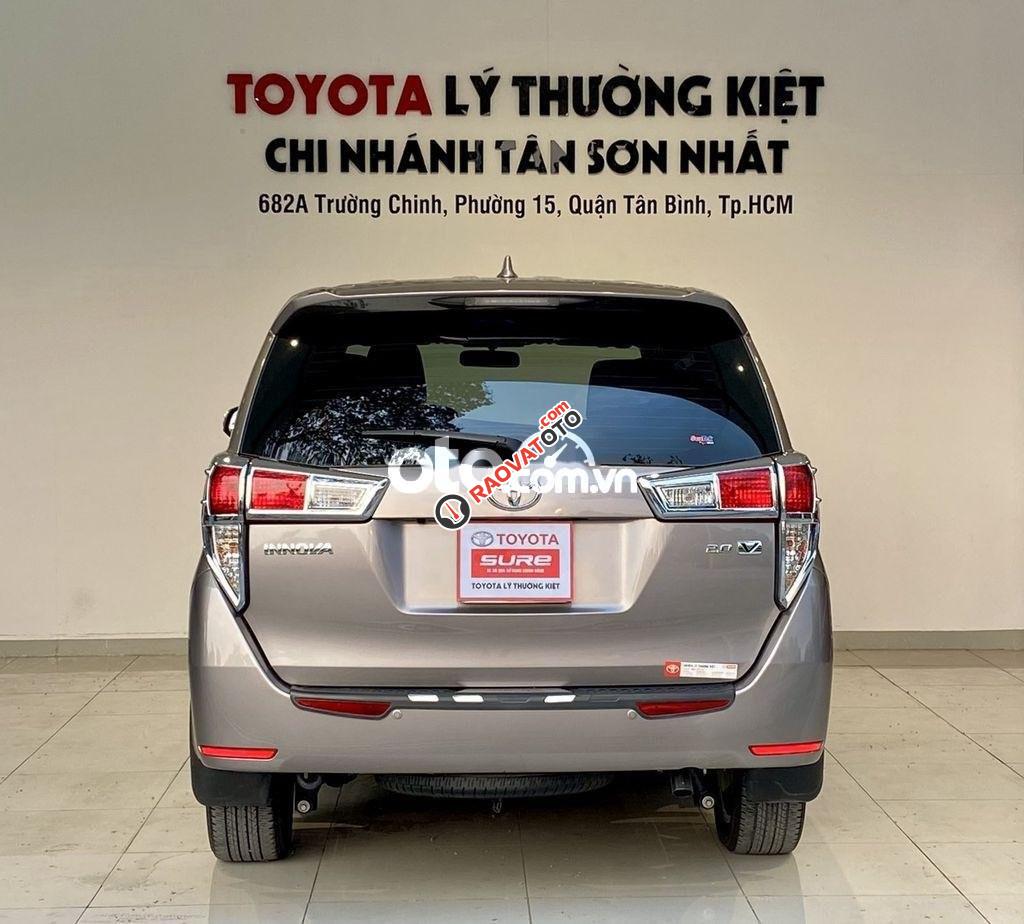Bán xe Toyota Innova 2.0V năm 2019, màu xám-5