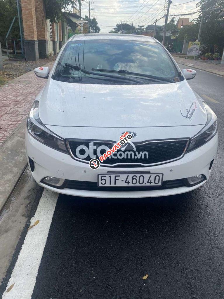 Bán Kia Cerato 1.6AT năm sản xuất 2017, màu trắng, giá tốt-0