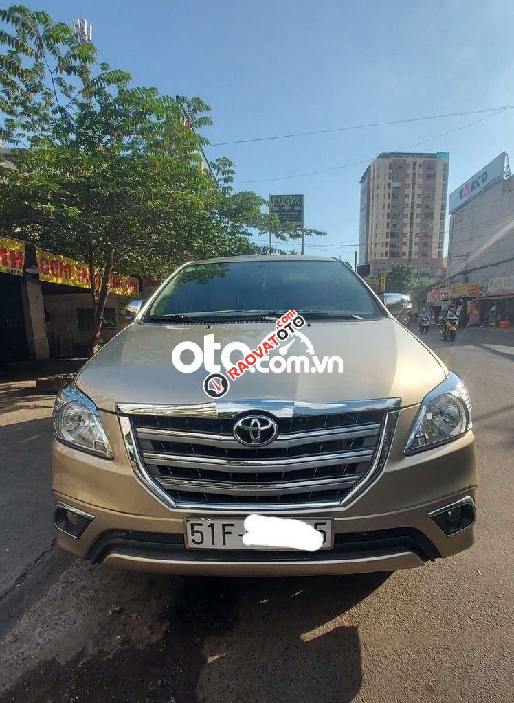 Cần bán xe Toyota Innova 2.0E sản xuất 2015, màu nâu-6