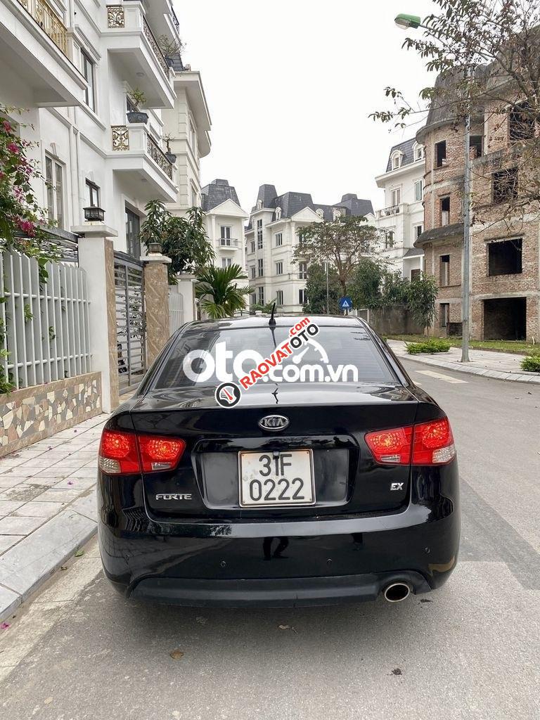 Cần bán Kia Forte 1.6MT năm sản xuất 2010, màu đen  
-4