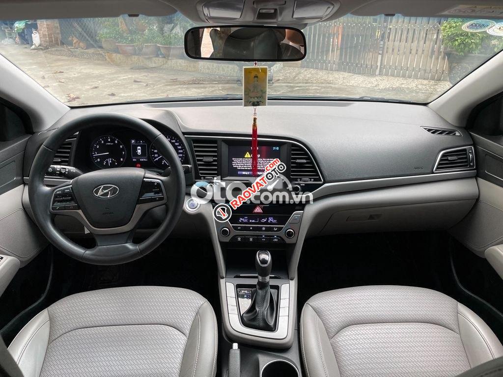 Cần bán Hyundai Elantra 1.6 AT năm sản xuất 2016, màu đen-8