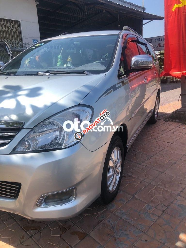 Bán xe Toyota Innova 2.0 V năm 2009, màu bạc còn mới, giá 305tr-2