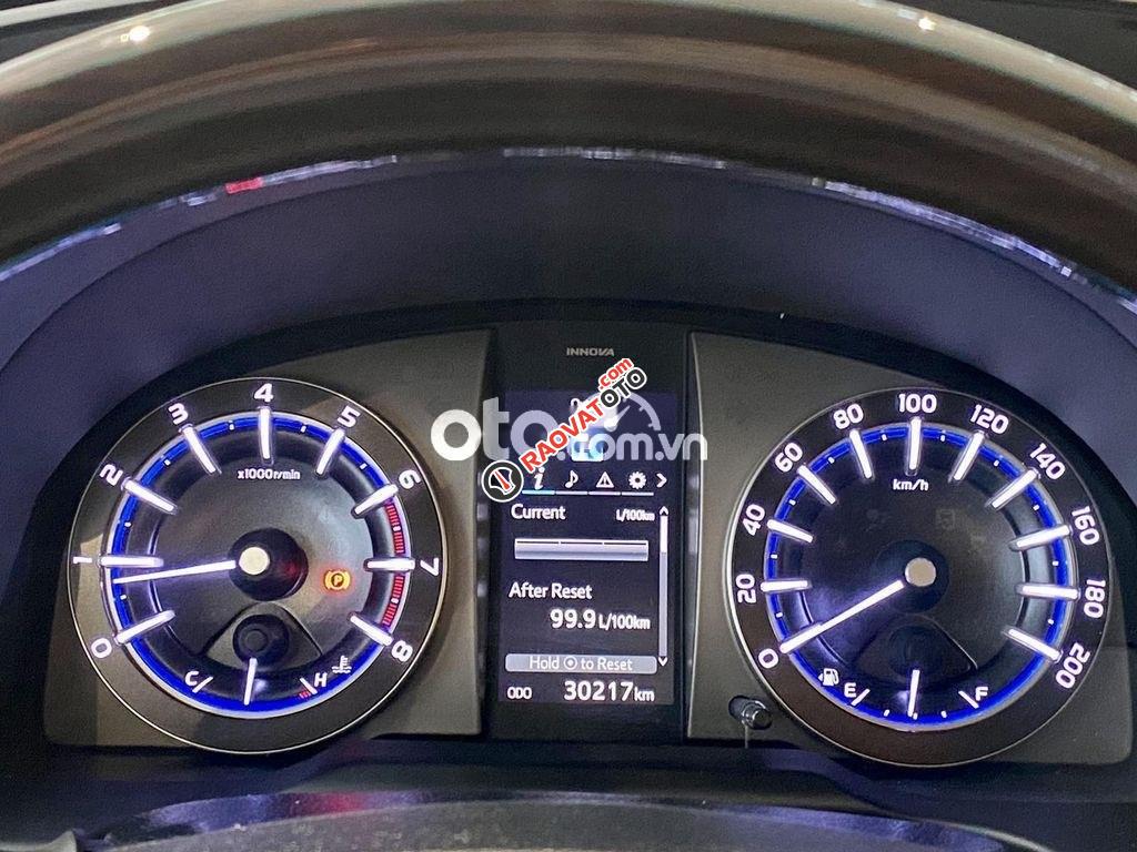 Bán xe Toyota Innova 2.0V năm 2019, màu xám-4