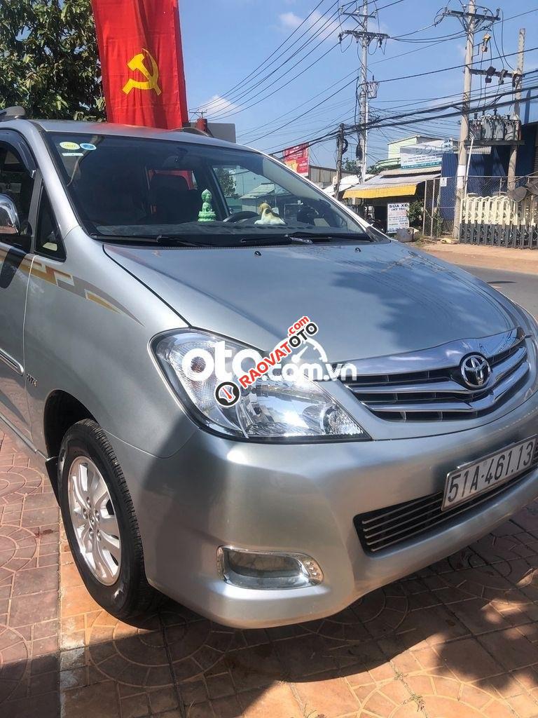 Bán xe Toyota Innova 2.0 V năm 2009, màu bạc còn mới, giá 305tr-8