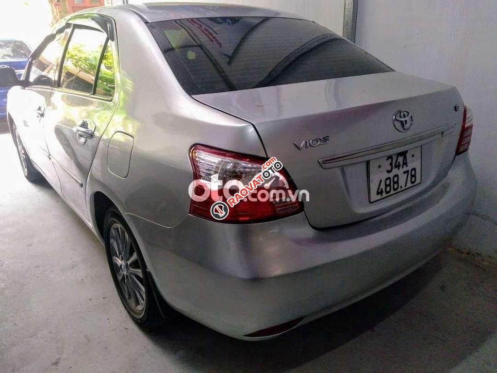 Bán xe Toyota Vios E năm 2013, màu bạc-9