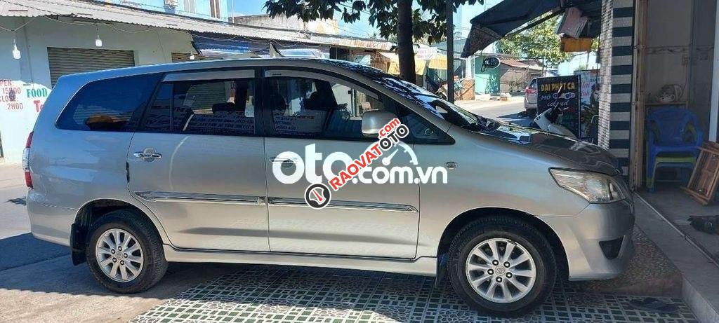 Cần bán Toyota Innova 2.0E năm 2013, màu bạc-4