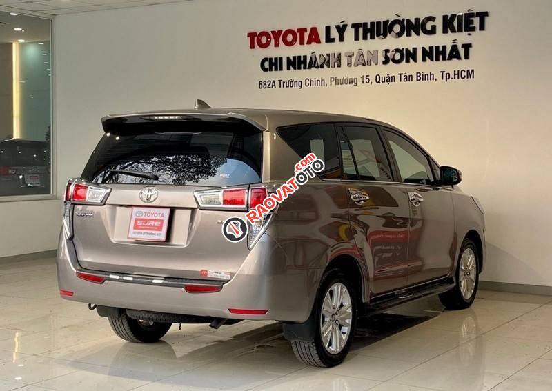 Bán ô tô Toyota Innova 2.0V sản xuất năm 2019, màu đồng ánh kim-2