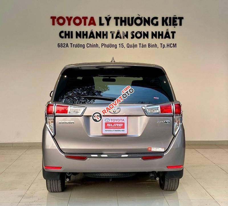 Bán ô tô Toyota Innova 2.0V sản xuất năm 2019, màu đồng ánh kim-8