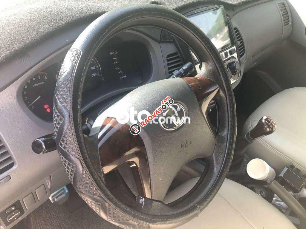 Cần bán Toyota Innova 2.0E năm 2013, màu bạc-1