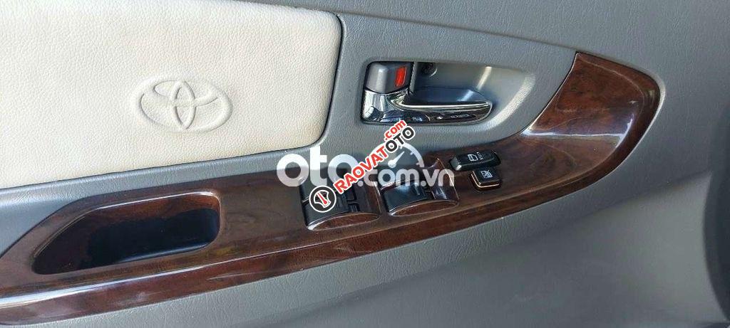 Cần bán Toyota Innova 2.0E năm 2013, màu bạc-6