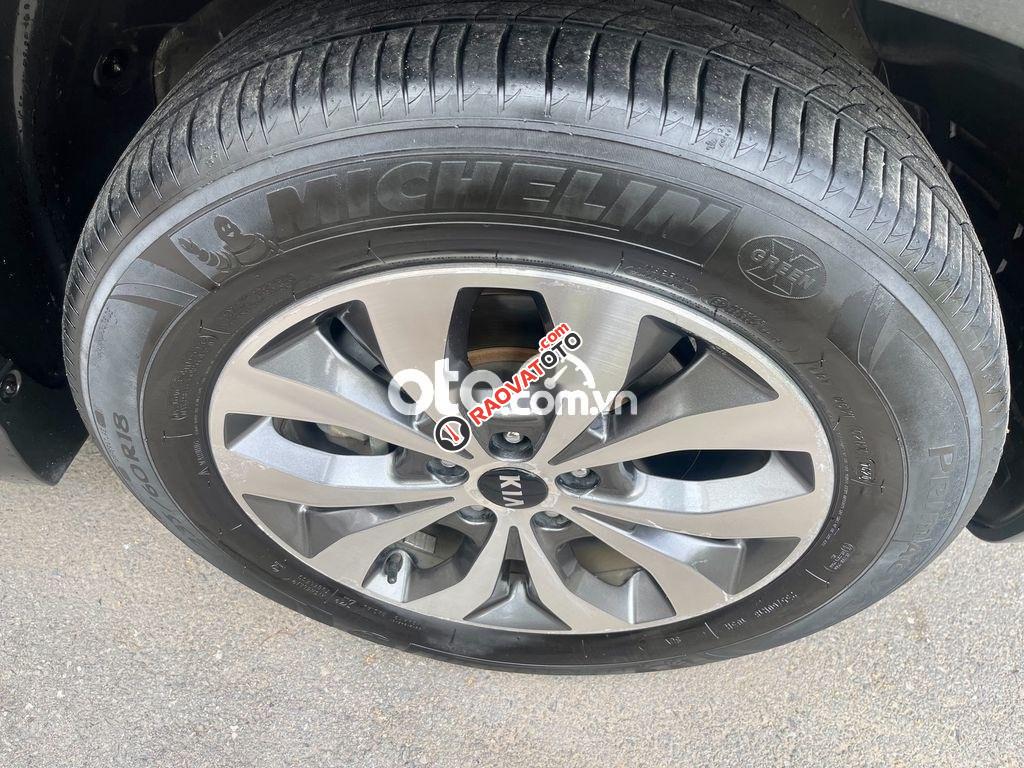 Cần bán Kia Sorento 2.4 sản xuất năm 2016, màu vàng còn mới-5