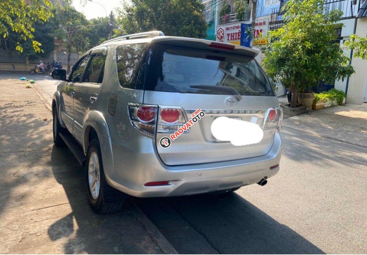 Bán xe Toyota Fortuner 2.7V 4x2AT năm 2012, màu bạc xe gia đình -4