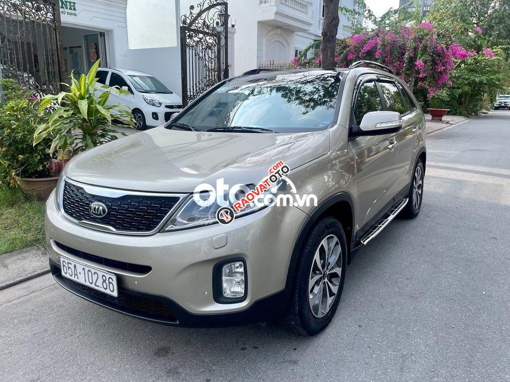 Cần bán Kia Sorento 2.4 sản xuất năm 2016, màu vàng còn mới-9