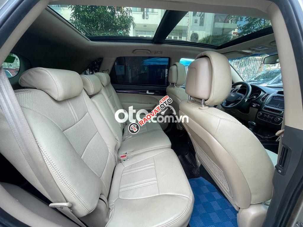 Cần bán Kia Sorento 2.4 sản xuất năm 2016, màu vàng còn mới-3