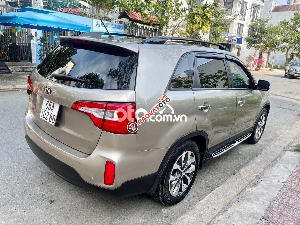 Cần bán Kia Sorento 2.4 sản xuất năm 2016, màu vàng còn mới-7