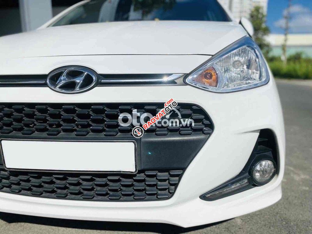 Cần bán Hyundai Grand i10 1.2 AT sản xuất năm 2017, màu trắng, giá 373tr-5
