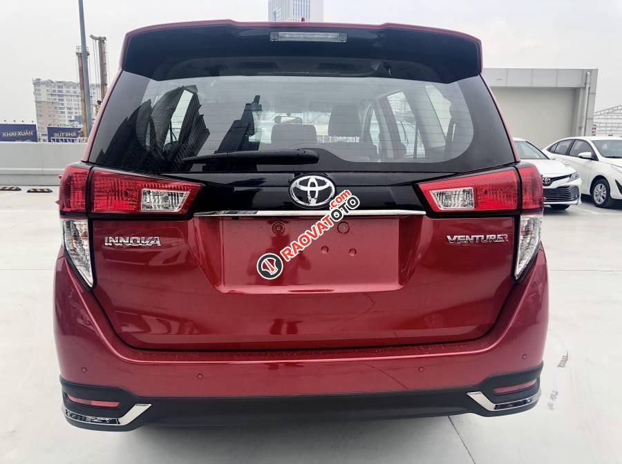 Bán ô tô Toyota Innova V sản xuất năm 2022, màu đỏ, giá chỉ 989 triệu-3