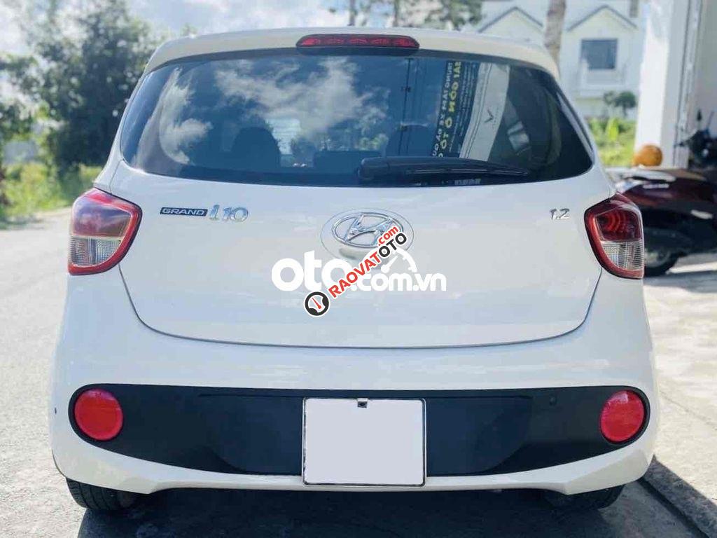 Cần bán Hyundai Grand i10 1.2 AT sản xuất năm 2017, màu trắng, giá 373tr-4