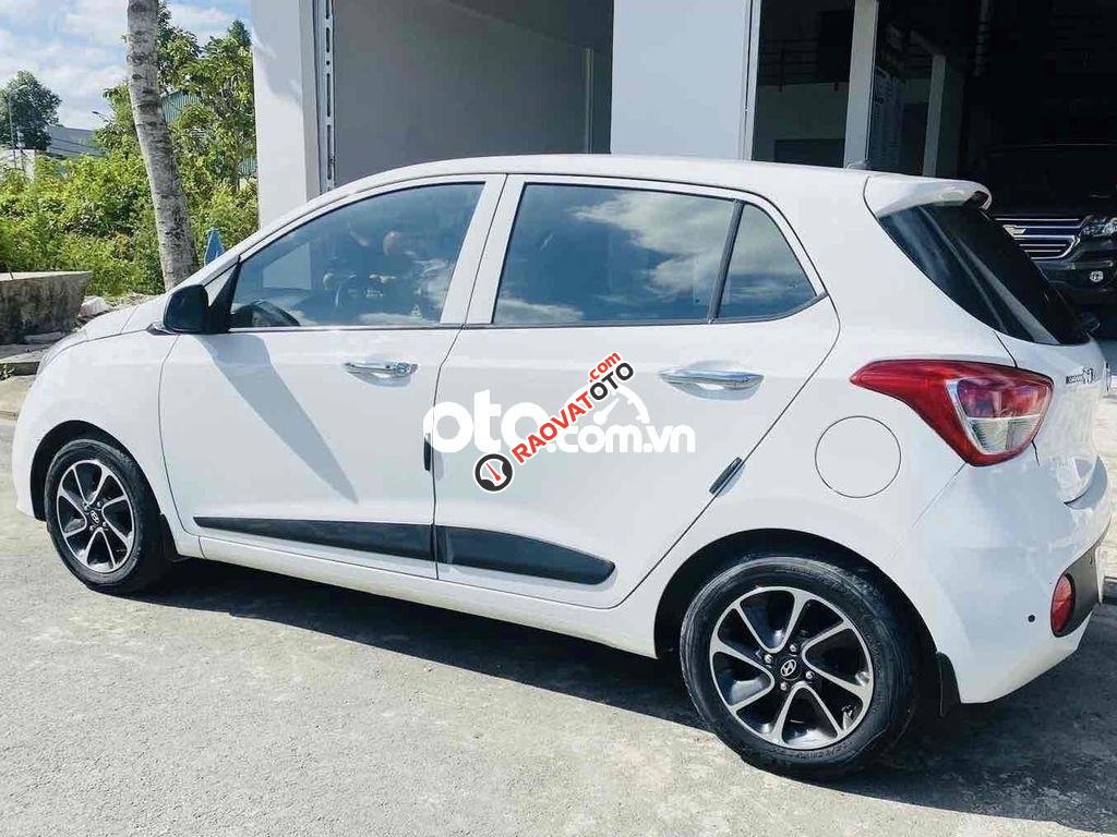 Cần bán Hyundai Grand i10 1.2 AT sản xuất năm 2017, màu trắng, giá 373tr-2