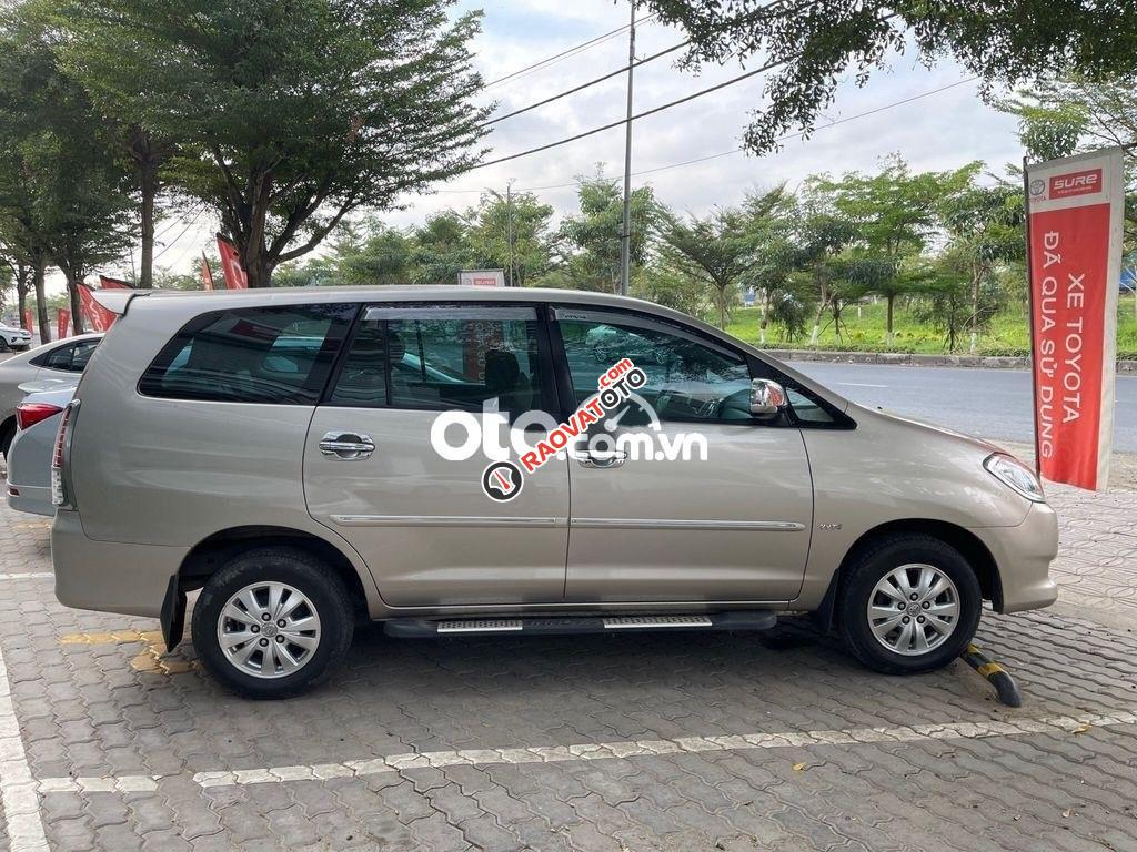 Cần bán xe Toyota Innova 2.0G năm sản xuất 2011, màu bạc  -7