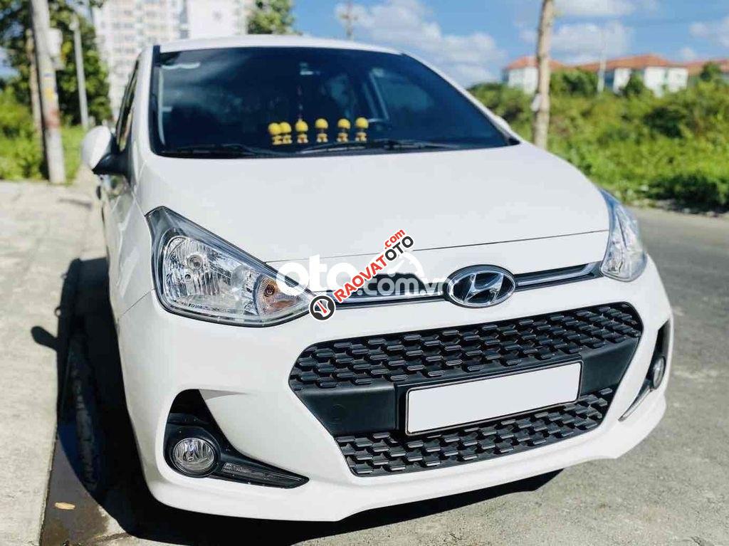 Cần bán Hyundai Grand i10 1.2 AT sản xuất năm 2017, màu trắng, giá 373tr-8