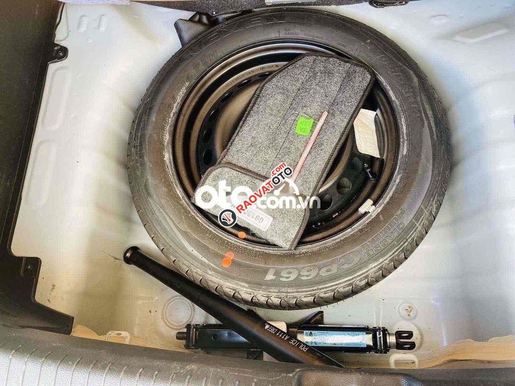 Cần bán Hyundai Grand i10 1.2 AT sản xuất năm 2017, màu trắng, giá 373tr-1