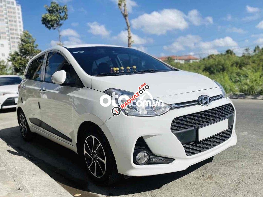 Cần bán Hyundai Grand i10 1.2 AT sản xuất năm 2017, màu trắng, giá 373tr-7