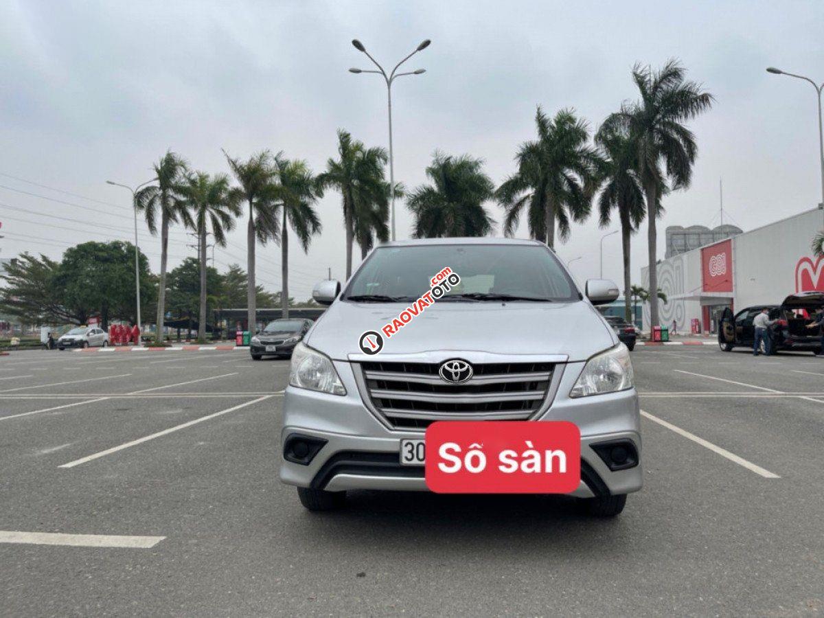 Cần bán Toyota Innova 2.0E sản xuất 2015, màu bạc-4