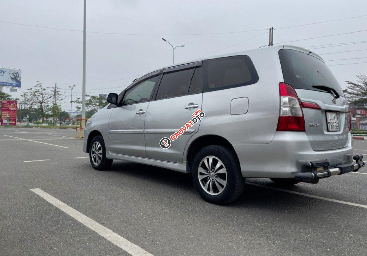 Cần bán Toyota Innova 2.0E sản xuất 2015, màu bạc-2