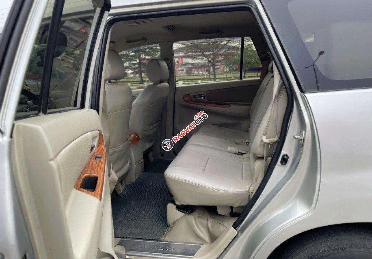 Cần bán Toyota Innova 2.0E sản xuất 2015, màu bạc-3