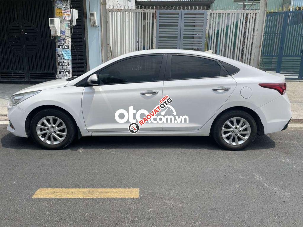 Cần bán Hyundai Accent 1.4AT sản xuất 2018, màu trắng-1