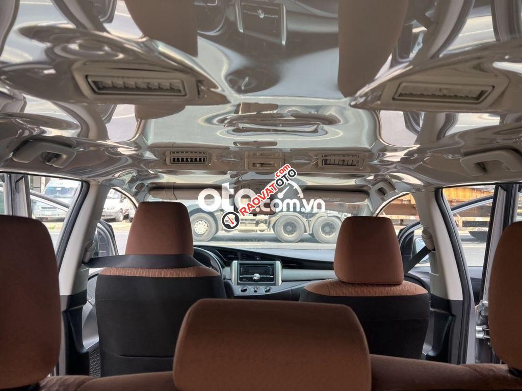 Cần bán xe Toyota Innova 2.0E sản xuất 2016, màu bạc xe gia đình-7
