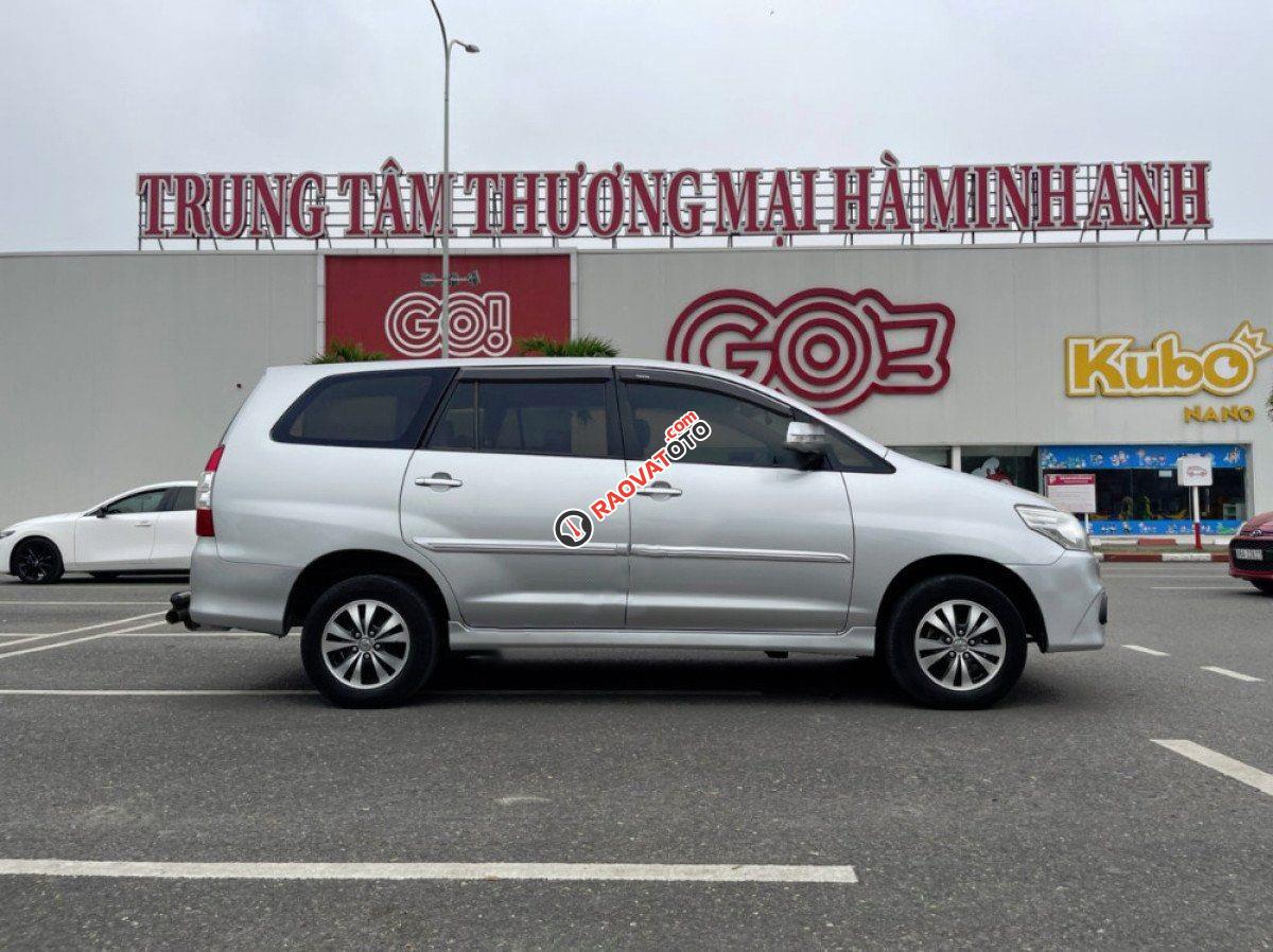 Cần bán Toyota Innova 2.0E sản xuất 2015, màu bạc-6