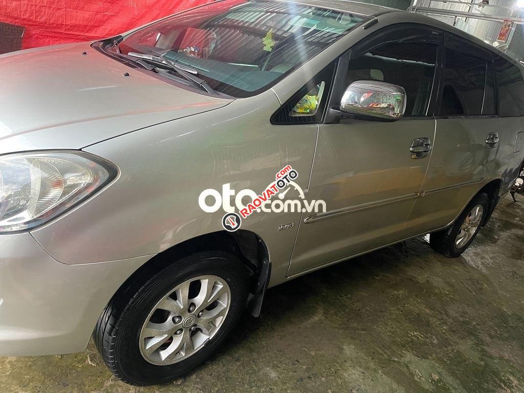 Cần bán lại xe Toyota Innova 2.0G sản xuất 2006, màu bạc giá cạnh tranh-1