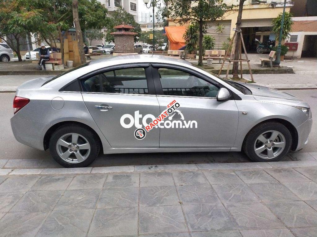 Cần bán gấp Chevrolet Cruze LS năm 2010 số tự động-8