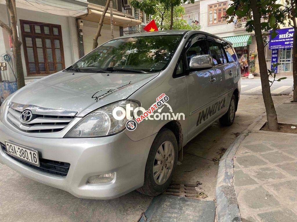 Bán ô tô Toyota Innova G sản xuất 2011, màu bạc giá cạnh tranh-0