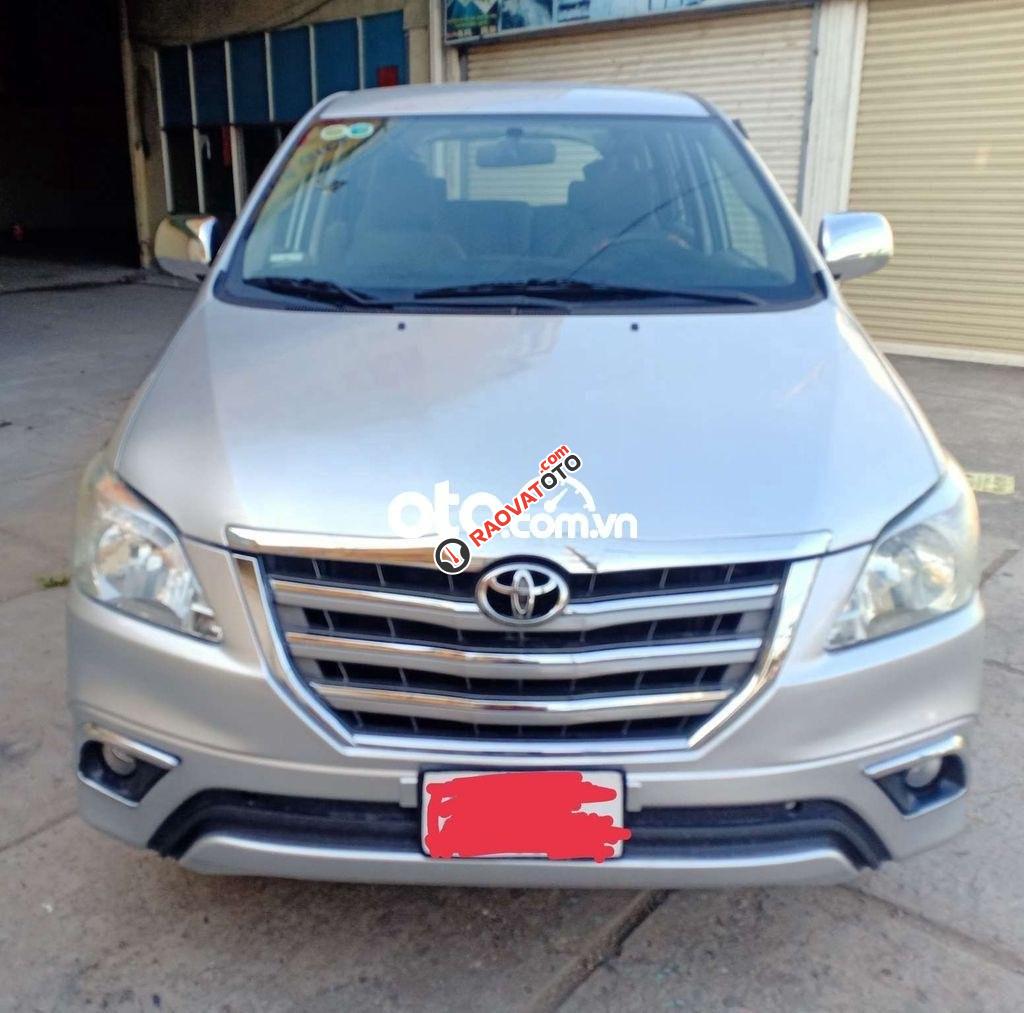 Bán Toyota Innova 2.0E năm sản xuất 2015, màu bạc, giá tốt-9