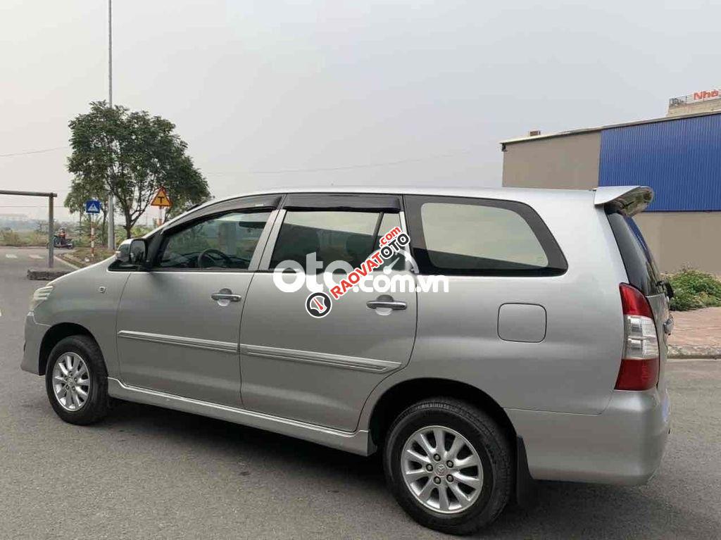 Bán ô tô Toyota Innova 2.0 E năm sản xuất 2013, màu bạc-2