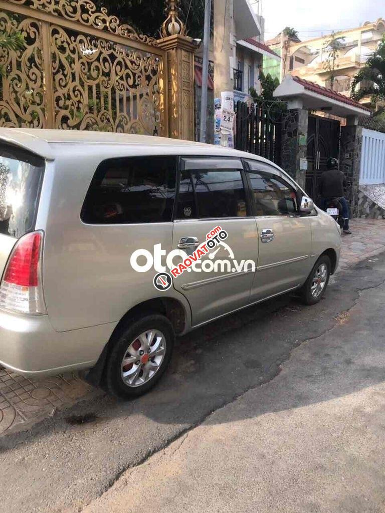 Cần bán Toyota Innova 2.0G sản xuất năm 2006, màu bạc số sàn, xe gia đình sử dụng rất giữ gìn-2