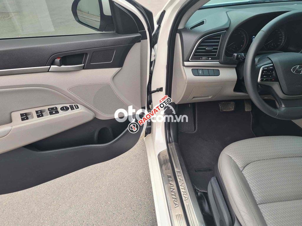 Cần bán lại xe Hyundai Elantra 1.6AT sản xuất năm 2018, màu trắng-4
