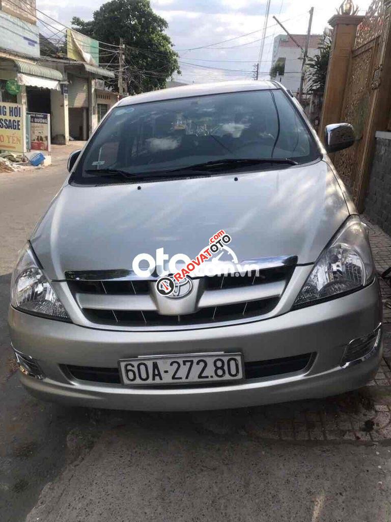 Cần bán Toyota Innova 2.0G sản xuất năm 2006, màu bạc số sàn, xe gia đình sử dụng rất giữ gìn-0